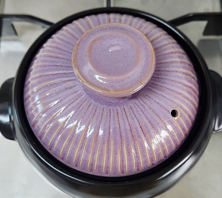 계란이 70% 정도 익으면 뚜껑을 닫고 약한 불에서 1분 정도 더 익혀줍니다.