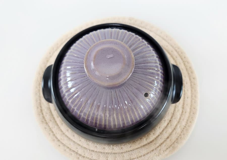 불을 끄고, 뚜껑을 닫은 상태로 1분 정도 뜸을 들입니다. 이때 뚜껑을 열지 마세요.