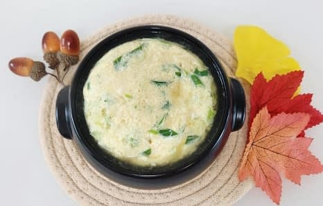 뜸을 들인 후, 뚜껑을 열고 완성된 계란찜을 즐기세요.