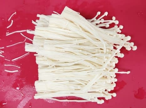 팽이버섯 한 팩은 살짝 씻은 후 끄트머리 부분을 잘라내고, 적당한 크기로 찢어 준비합니다.