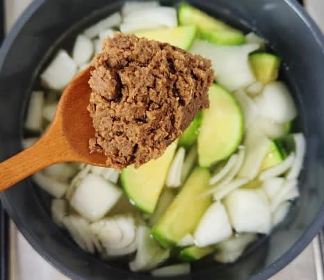 된장 2 큰술을 냄비에 넣고 잘 풀어줍니다.