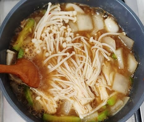 팽이버섯을 넣고 살짝 익힌 후, 두부를 모두 넣고 한 번 더 끓여줍니다.