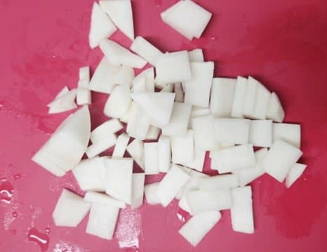 무 1/5토막을 나박썰기하여 준비합니다.