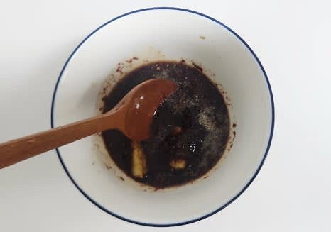 그릇에 고춧가루 2큰술, 진간장 5큰술, 설탕 1/3큰술, 생강가루 1작은술, 다진마늘 1큰술, 술 1큰술, 후춧가루 약간을 넣고 잘 섞어 양념장을 만듭니다.