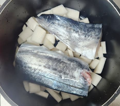 냄비에 썰어놓은 무를 깔고, 그 위에 삼치 2토막을 올립니다.
