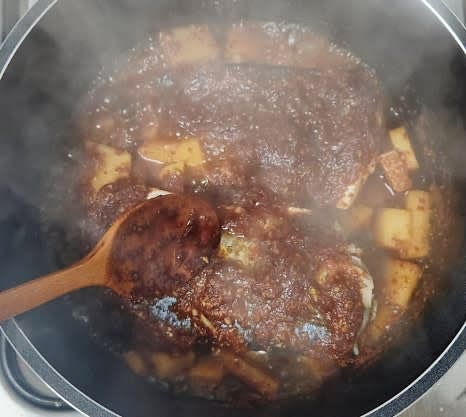 센 불에서 조림을 시작하고, 물이 졸아들면 조금씩 보충하면서 무가 익을 때까지 끓입니다.