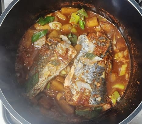 무와 삼치가 익으면, 썰어놓은 대파 두 줌을 넣고 1분 정도 더 끓입니다.