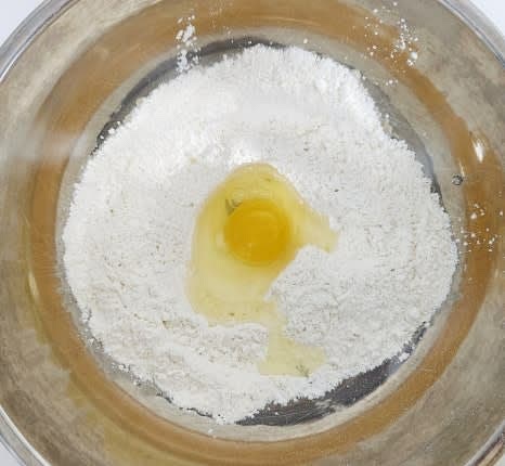 넓은 볼에 밀가루 2컵과 소금 1작은술을 넣고 섞은 후, 계란 1개와 물 1/2컵을 추가하여 반죽을 만듭니다. 반죽이 쫄깃해질 때까지 치대주세요.