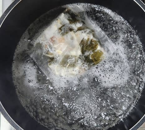 냄비에 물 1000ml와 육수팩 1개를 넣고 끓입니다. 물이 끓기 시작하면 중약불로 줄여 10분간 육수를 우려냅니다.