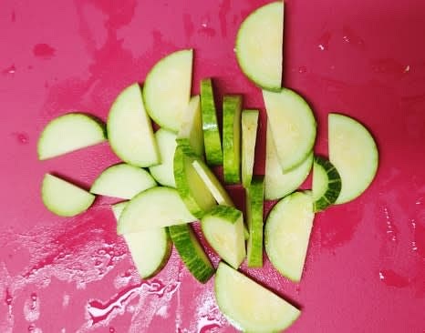 감자 2개는 반달 모양으로, 애호박 1/2개는 반달 모양으로, 양파 1/2개는 깍둑썰기하여 준비합니다.