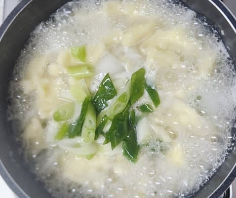 애호박이 익으면 대파 두 줌을 넣고 섞은 후, 들깨가루 2큰술을 추가하여 잘 저어줍니다. 1분 정도 더 끓인 후 불을 끕니다.