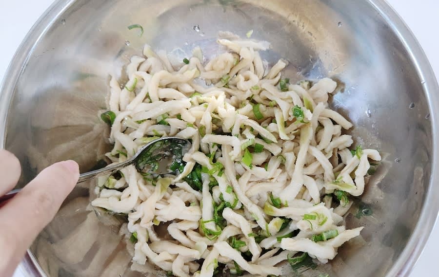 설탕 1 큰술과 올리고당 2 큰술을 넣고, 무말랭이에 당분이 잘 스며들도록 먼저 섞어줍니다.