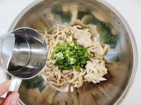 큰 볼에 무말랭이와 썰어놓은 대파를 넣고, 물 50ml를 추가합니다.