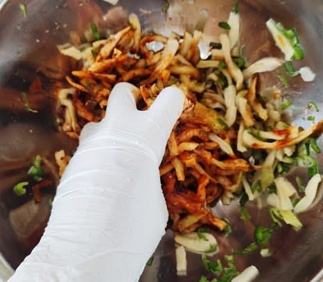 마지막으로 고추장 1 큰술을 넣고, 손으로 조물조물 무쳐줍니다.