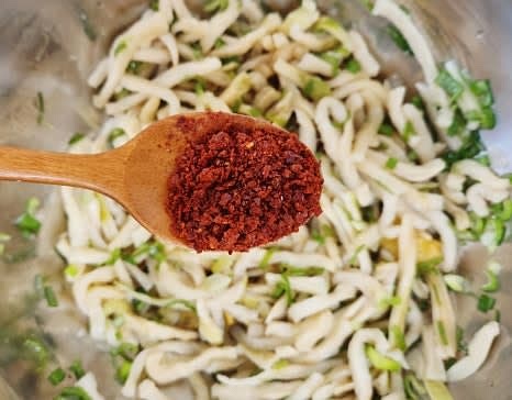 다진 마늘 1 큰술, 진간장 2 큰술, 액젓 6 큰술, 고춧가루 4 큰술을 추가하고, 잘 섞어줍니다.