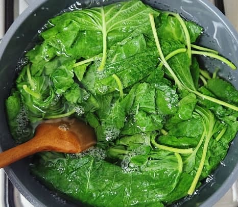 끓는 물에 깻잎순을 넣고 30초에서 1분 정도 삶습니다.