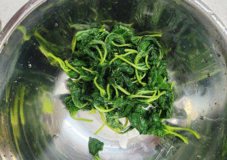 깻잎순이 뭉쳐 있으면 풀어줍니다.