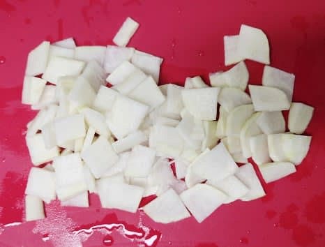 무 1/4개를 나박썰기하여 두께감 있게 썰어줍니다.