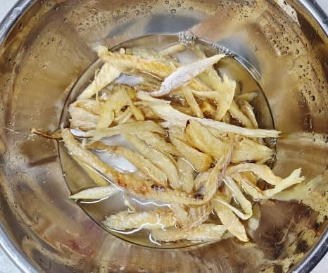 황태채 150g을 볼에 넣고 물에 잠시 담갔다가 바로 물을 따라내고, 먹기 좋은 크기로 자릅니다.