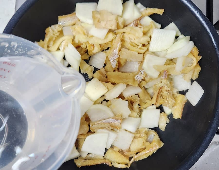 물 1200ml를 냄비에 부어줍니다. 중간에 물이 졸아들면 추가로 부어줍니다.