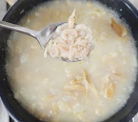 다진 마늘 1 큰술과 새우젓 2.5 큰술을 넣어 간을 맞춥니다.