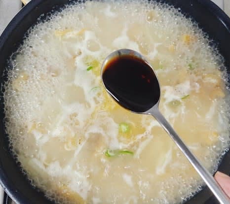 썰어둔 청양고추와 양조간장 1 큰술을 추가하고, 무가 푹 익을 때까지 끓입니다.