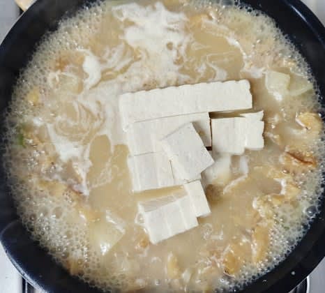 두부 1 모를 먹기 좋은 크기로 썰어, 무가 익으면 냄비에 넣고 센 불에서 끓여줍니다.