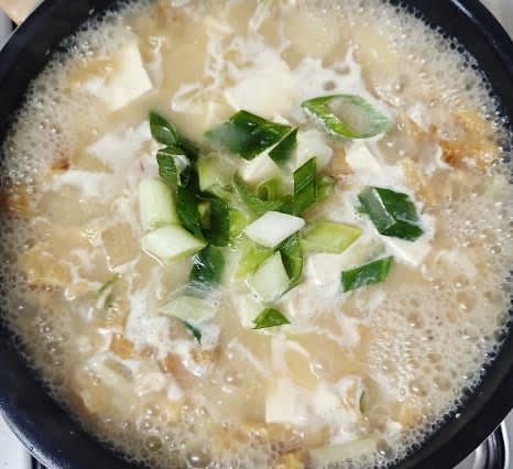 마지막으로 대파 2 줌을 넣고, 1분 정도 더 끓인 후 불을 끕니다.