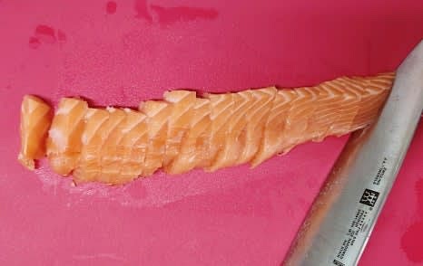 연어 필렛 200g을 먹기 좋은 크기로 어슷하게 썰어줍니다.