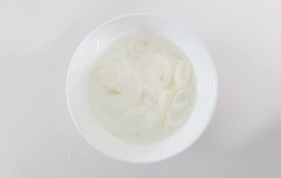 양파 반 개를 얇게 슬라이스한 후, 찬물에 20분 이상 담가 매운맛을 제거합니다.