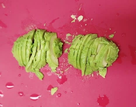 아보카도 1개를 반으로 갈라 씨를 제거하고, 껍질을 벗긴 후 얇게 썰어줍니다.