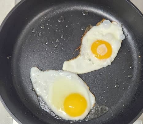 팬에 식용유를 두르고, 계란 2개를 소금 한 꼬집과 함께 반숙으로 부쳐줍니다.