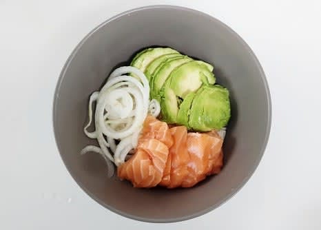 그릇에 밥 1 공기를 담고, 그 위에 연어, 아보카도, 물기를 제거한 양파를 올립니다.