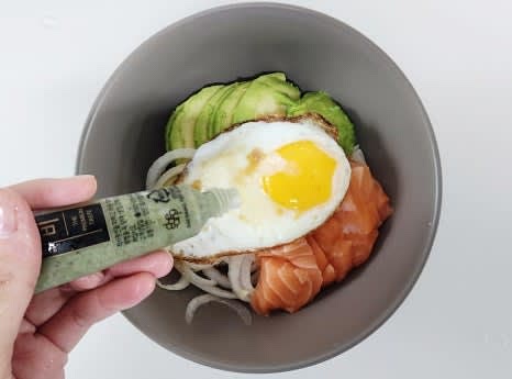 마지막으로 와사비를 약간 곁들여 완성합니다.