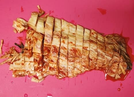 신김치 반 포기를 먹기 좋게 잘게 썰어줍니다.