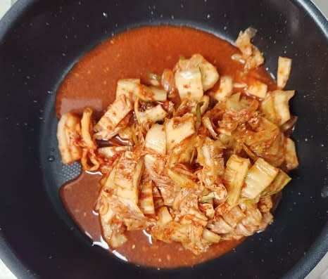 냄비에 김치국물 1 국자와 썰어놓은 김치를 넣습니다.