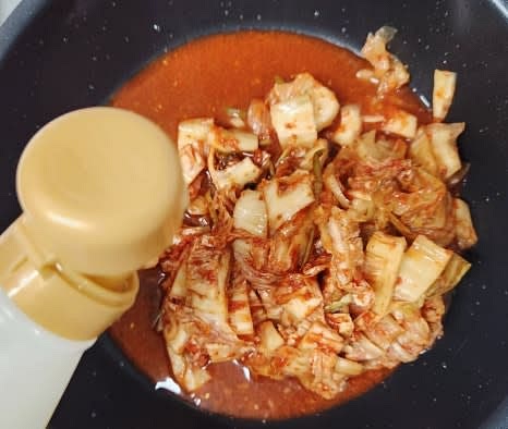 식용유 2 큰술을 넣고, 김치를 센 불에서 푹 익을 때까지 볶아줍니다.