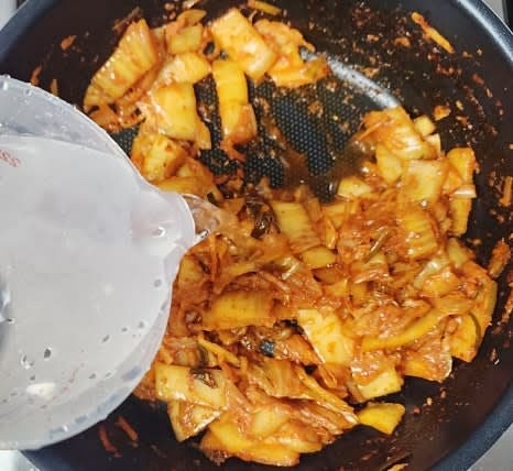 물 800ml를 냄비에 부어 센 불에서 끓여줍니다.