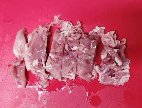 돼지고기 뒷다리살 300g을 먹기 좋은 크기로 썰어 준비합니다.