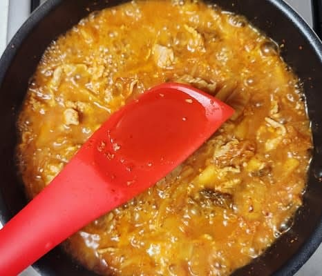 돼지고기가 익을 때까지 끓이며, 중간에 물이 너무 졸아들면 물을 추가합니다.