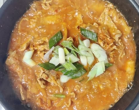 마지막으로 대파 2 줌을 썰어 넣고, 1분 정도 더 끓인 후 불을 끕니다.