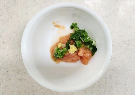 그릇에 명란과 대파를 넣고, 다진 마늘 0.5 티스푼을 추가합니다.