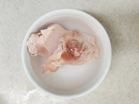 닭다리살 2 덩이를 물에 30분 정도 담가 해동시킵니다.