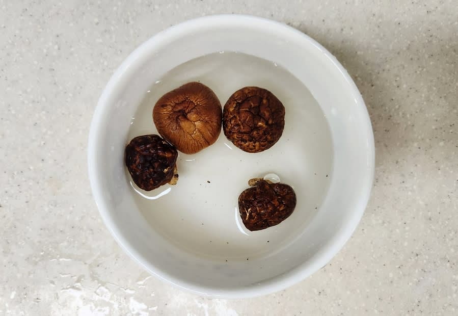 건표고버섯 4개를 물에 30분 정도 담가 불립니다.