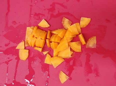 당근 1/4개를 깨끗이 씻은 후 1/4로 잘라 얇게 편썰기 합니다.