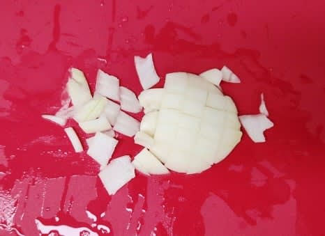 양파 1/2개를 깍둑썰기 합니다.