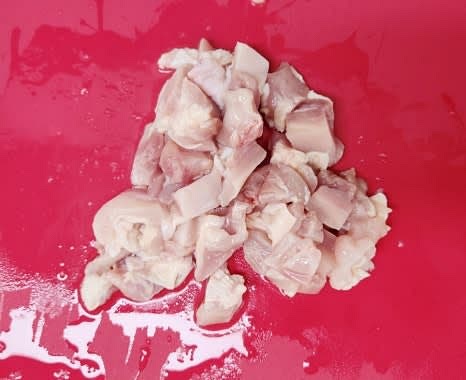 해동된 닭다리살을 작은 크기로 깍둑썰기 합니다.