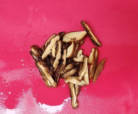 불린 표고버섯의 질긴 대를 제거하고 얇게 편썰기 합니다.