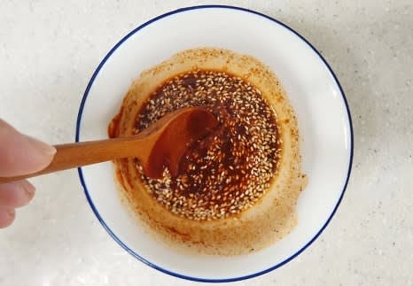 그릇에 고추장 1.5 큰술, 진간장 1.5 큰술, 올리고당 1 큰술, 후춧가루 약간, 맛술 1 큰술, 깨소금 1 큰술을 넣고 잘 섞어 양념장을 만듭니다.
