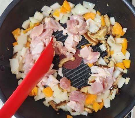 썰어놓은 닭다리살을 팬에 추가하고, 닭고기의 색이 변할 때까지 볶습니다.